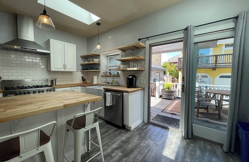 Westside Santa Cruz House | Sunlit Surf House | Downtown | Walk to Beach