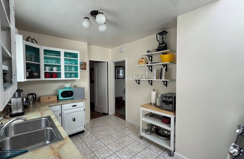 Cayuga Terrace House | Sunny 1920s Gem – Free Parking, No Chores!