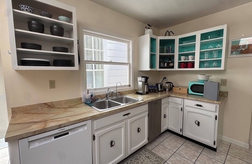 Cayuga Terrace House | Sunny 1920s Gem – Free Parking, No Chores!
