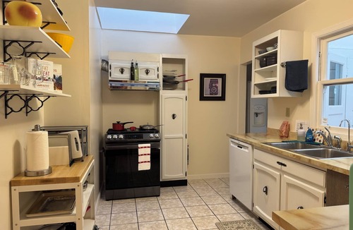Cayuga Terrace House | Sunny 1920s Gem – Free Parking, No Chores!