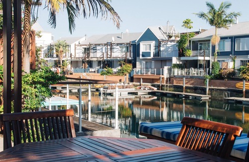 Knysna Central House | "Sunny 3-bedroom waterfront House with boat mooring at Knysna Quays.