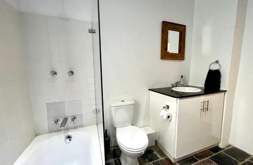 Cape Town City Centre Apartment | Sunny And Spacious Apartment with Parking