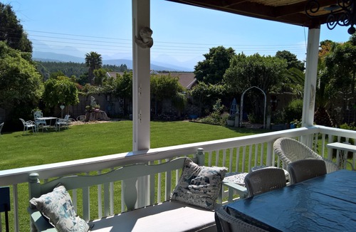 George House | Sunny, family-friendly house with stunning views of the Outeniqua mountains.