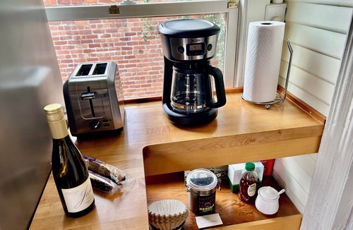 Piedmont Avenue Apartment | Sunny furnished 2nd floor apartment in trendy Temescal neighborhood