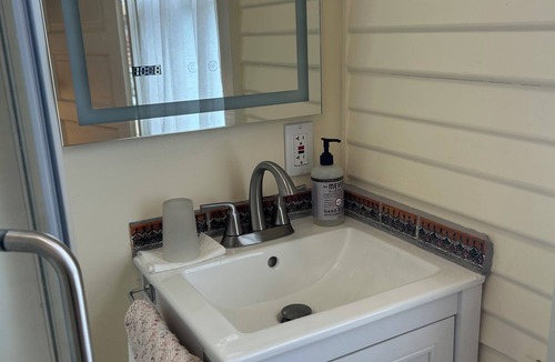 Piedmont Avenue Apartment | Sunny furnished 2nd floor apartment in trendy Temescal neighborhood