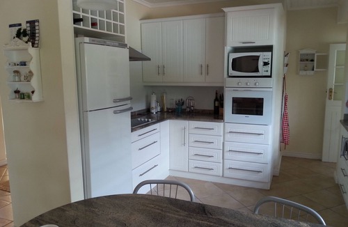 Somerset West House | Sunny holiday home to relax, large garden, pool and Helderberg view