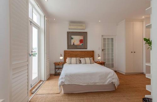 Sea Point Apartment | Sunny Sea Point Stay with Ocean Views and No Outages