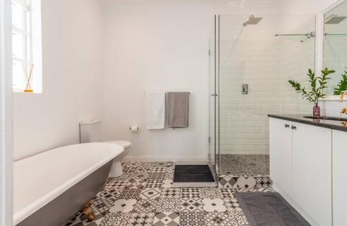 Sea Point Apartment | Sunny Sea Point Stay with Ocean Views and No Outages