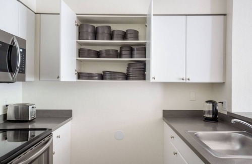 South Beach Apartment | Sunny South Beach 2BR w/Pool, Tennis, Spa, by Blueground