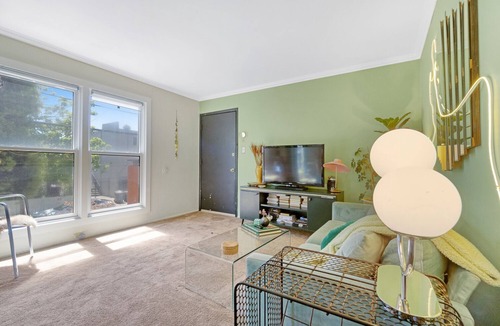 Oakland Condo | Sunny Stylish, Cozy King Condo near Lake & Downtown