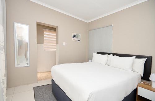 Waterkloof Glen Villa | Sunny villa with pool and garden