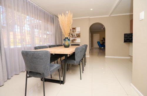 Waterkloof Glen Villa | Sunny villa with pool and garden