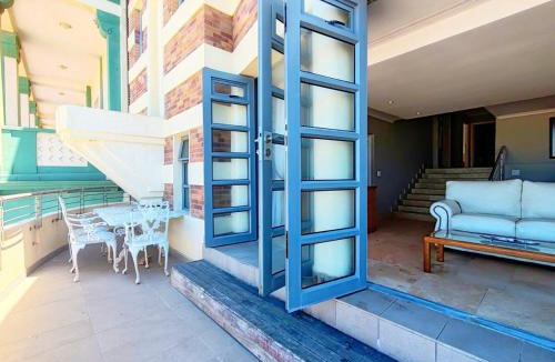 Muizenberg House | Sunrise Deck Empire Apartment