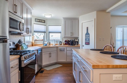 Bradley House | Sunset Deck + Boat Parking | Near Paso Robles | The J's Nest Cottage
