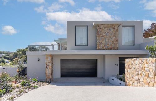 Robberg Beach Villa | Sunset Villa - Luxury Villa 150m from the beach - top floor only