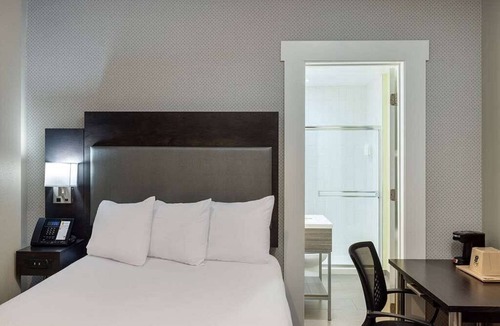 Tenderloin Hotel | Super 8 Hotel room near Union Square, walking distance to Moscone Center.