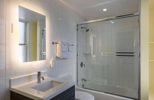 Tenderloin Hotel | Super 8 Hotel room near Union Square, walking distance to Moscone Center.