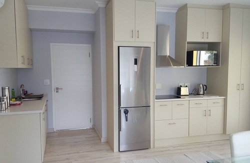 Constantia Apartment | Superior 3-Room-Apartment with Loggia, fast Internet, AirCon, solar-heated Pool