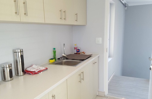Constantia Apartment | Superior 3-Room-Apartment with Loggia, fast Internet, AirCon, solar-heated Pool