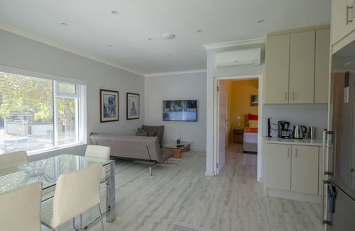 Constantia Apartment | Superior 3-Room-Apartment with Loggia, fast Internet, AirCon, solar-heated Pool