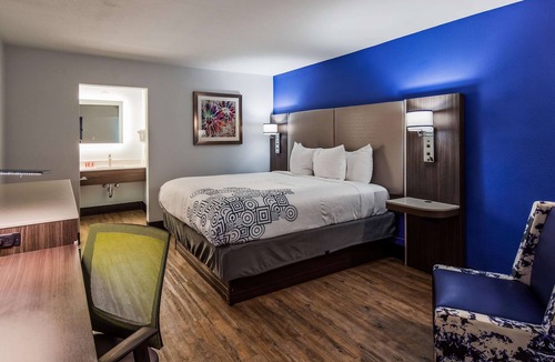 Woodlake Hotel | SureStay Plus Hotel by Best Western Sacramento Cal Expo