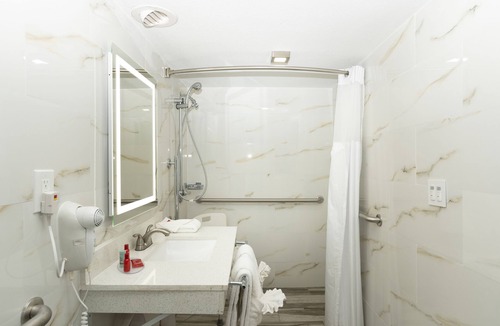 Woodlake Hotel | SureStay Plus Hotel by Best Western Sacramento Cal Expo