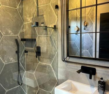 Benoni Cabin | Swan Lake Suites
