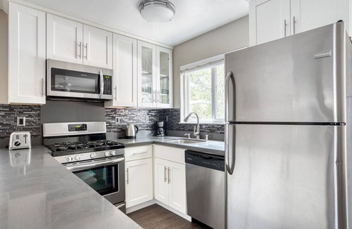 Central San Mateo Apartment | Sweet San Mateo 2BR w/Pool & W/D, easy access to 101, by Blueground