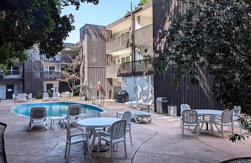 Central San Mateo Apartment | Sweet San Mateo 2BR w/Pool & W/D, easy access to 101, by Blueground
