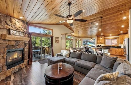 Tahoe Paradise House | Tahoe Retreat: Hot Tub, Arcade, Near Hiking & Lake