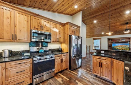 Tahoe Paradise House | Tahoe Retreat: Hot Tub, Arcade, Near Hiking & Lake