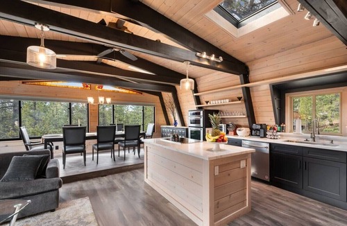 South Lake Tahoe Ski Chalet | Tahoe Sanctuary | Hot Tub Sauna | Mountain & Lake Views | Air Conditioning