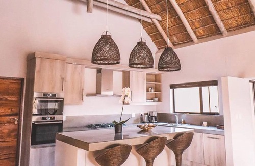 Hoedspruit House | Tasteful villa in Hoedspruit with garden