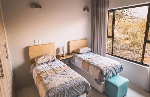 Hoedspruit House | Tasteful villa in Hoedspruit with garden