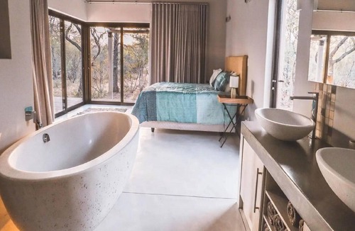 Hoedspruit House | Tasteful villa in Hoedspruit with garden