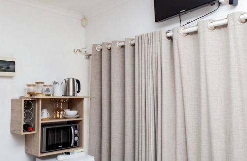 Kempton Park Cabin | Thabelo Airport Lodge