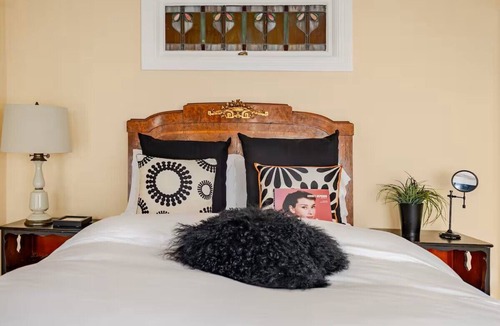 Nob Hill Cabin | The Audrey Hepburn Suite, atop of Nob Hill