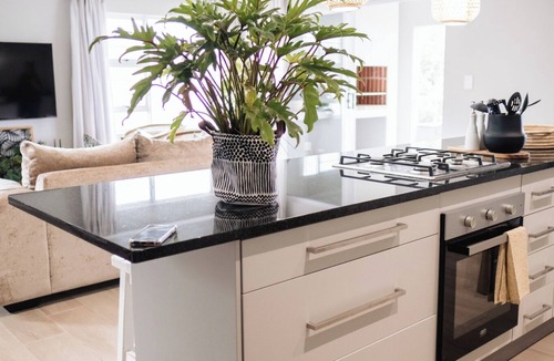 Berea House | The Beach Retreat - Modern comfort and luxury! Walk to the Beach!