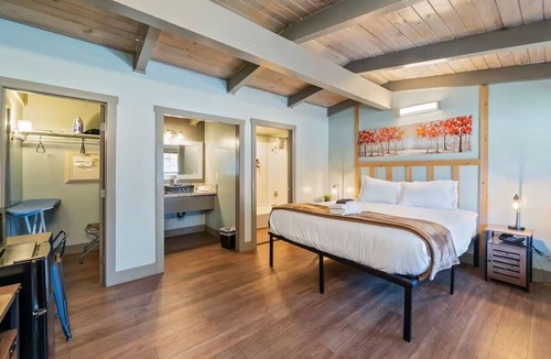 Lakeside Park Cabin | The Cedar King at Blue Jay Lodge