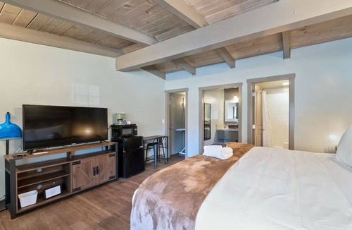 Lakeside Park Cabin | The Cedar King at Blue Jay Lodge