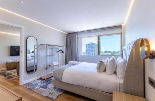Three Anchor Bay Apartment | The Centurion 606