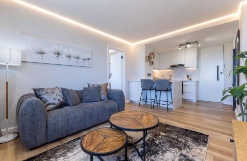 Three Anchor Bay Apartment | The Centurion 606