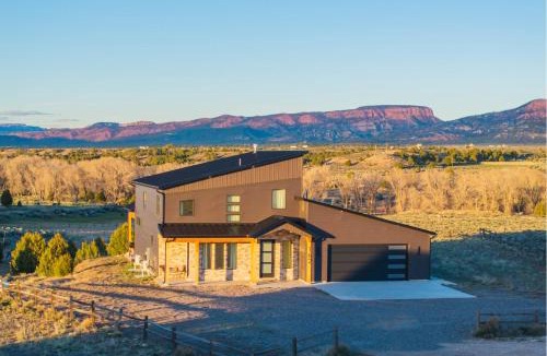 Hatch House | The Cliffs - Bryce Canyon-Zion- Hot Tub- Family Home Sleeps 10