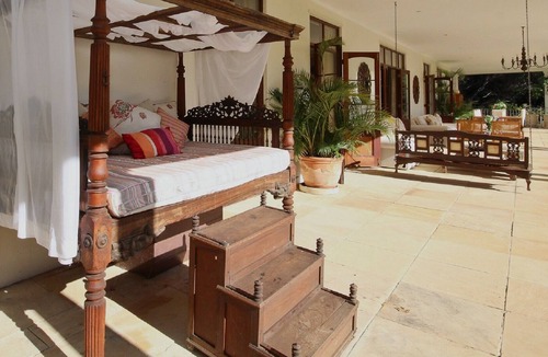 Constantia Villa | The Constantia nestles among vineyards with spectacular mountain views.