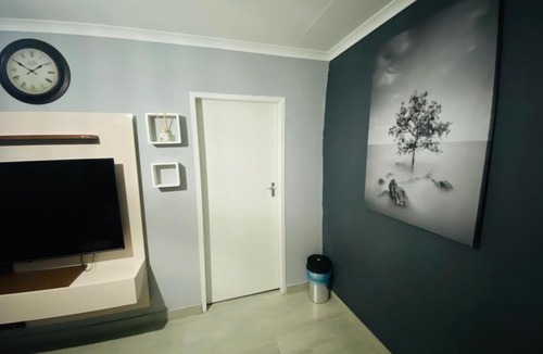 Bezuidenhout Valley Apartment | The Curve Apartments Unit 2
