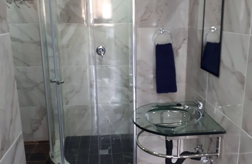 Ekurhuleni Apartment | The Grande Room is 15 minutes from OR Tambo Airport. Walk to all amenities