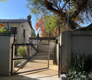 Northcliff Apartment | The Green Room on Leo Epstein