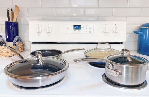 Guerneville House | The Ivywood ~ Hot Tub, Pet Friendly, Vintage-Chic!