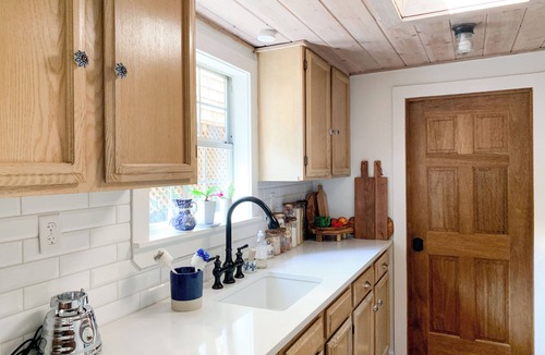 Guerneville House | The Ivywood ~ Hot Tub, Pet Friendly, Vintage-Chic!