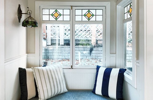 Guerneville House | The Ivywood ~ Hot Tub, Pet Friendly, Vintage-Chic!